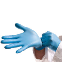 A person wearing Nitril-Einmalhandschuhe (Spenderbox 100 Stück) gloves.