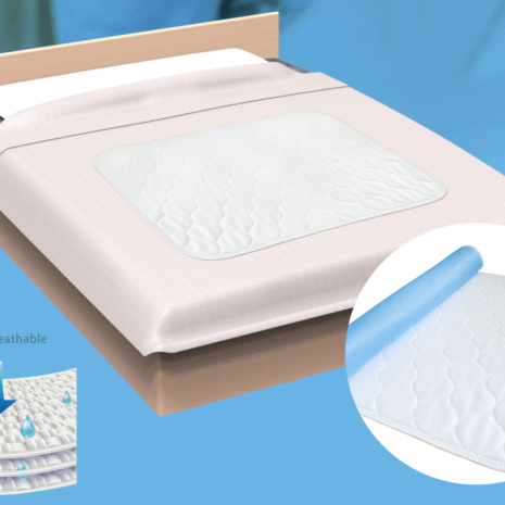 A bed with a Waschbare Bettschutzunterlage (60 x 90 cm).